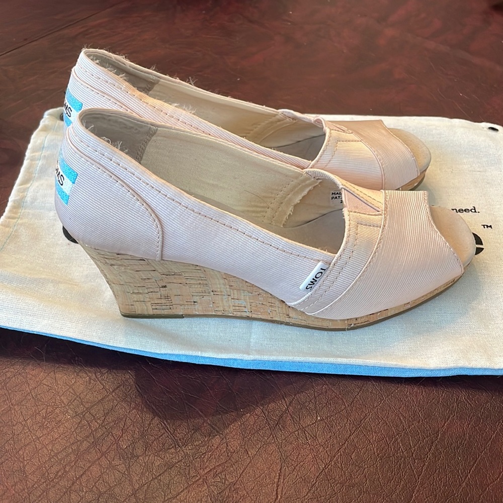 TOMS pink satin wedges with cork heel & peep toe. Size 8.5